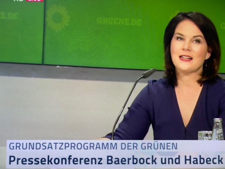 Pressekonferenz Bündnis90/Die Grünen Annalena Baerbock und Robert Habeck live auf ntv. Entwurf für ein neues Grundsatzprogramm